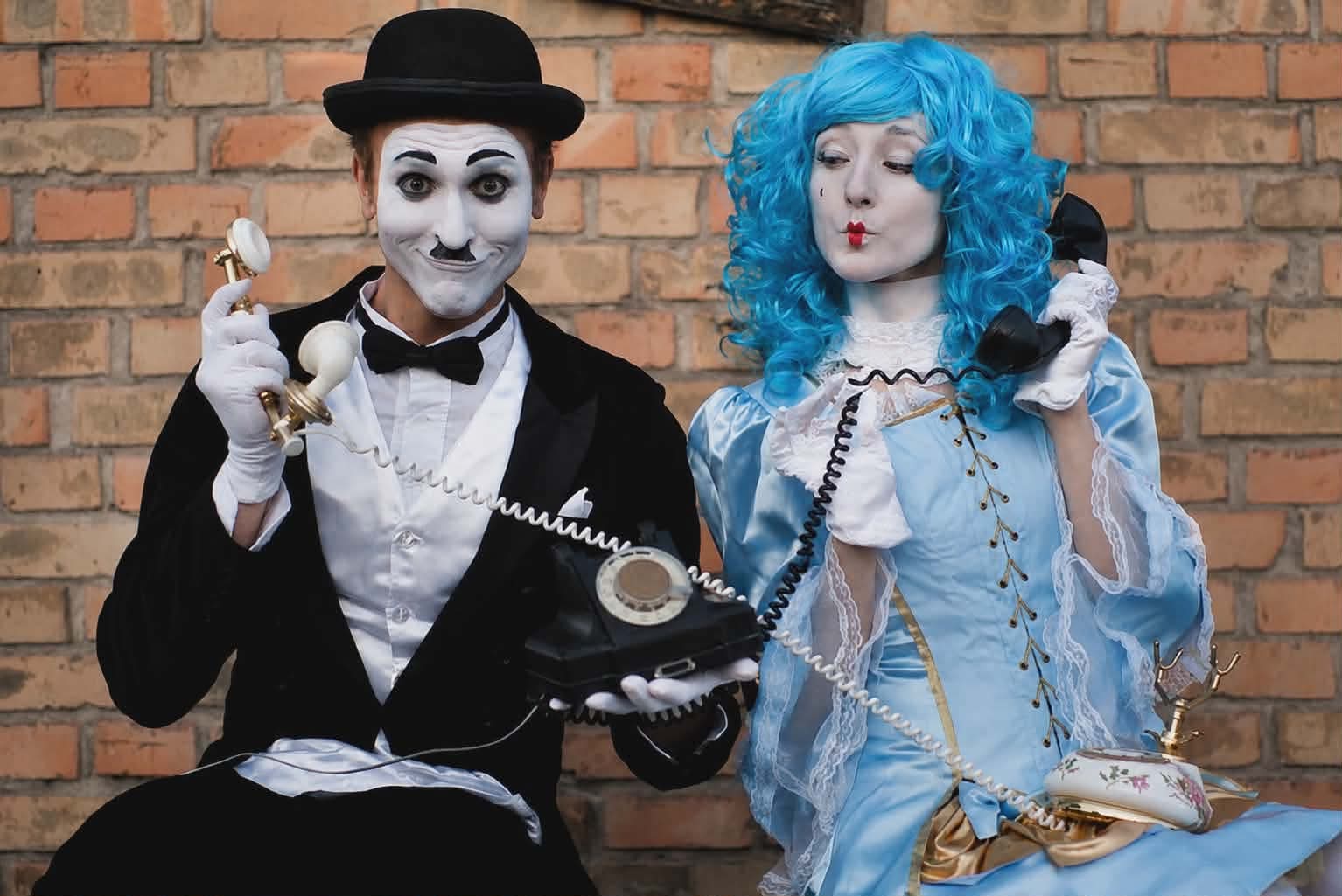 Walkt Act Pantomime: Charlie Chaplin mit Telefon neben Malvina